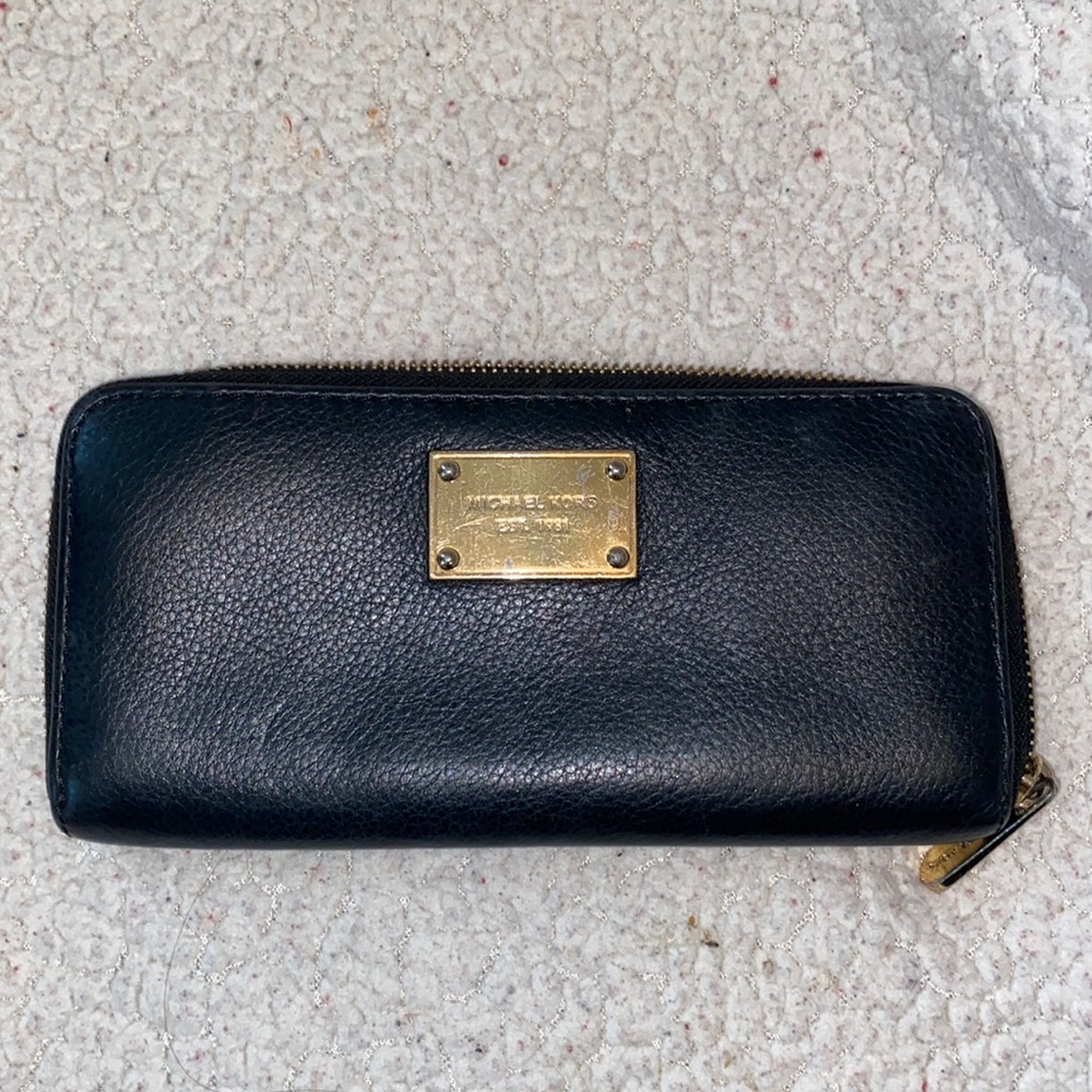 *CLOSER CLEAN OUT* Michael Kors black wallet 🖤